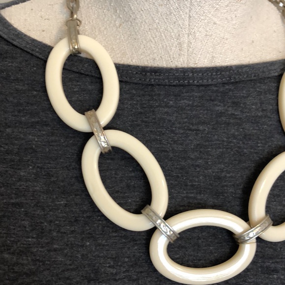 White and gold link necklace - Picture 3 of 4
